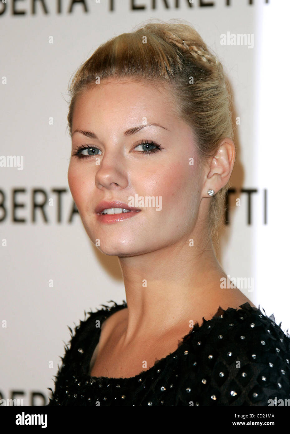 Nov 12, 2008 - Los Angeles, Californie, USA - Actrice Elisha Cuthbert arrivant à l'ouverture de l'Alberta Ferretti sur Melrose Ave. Phare (crédit Image : © Lisa O'Connor/ZUMA Press) Banque D'Images