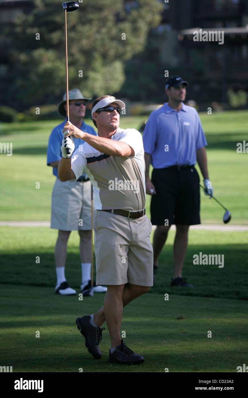 Le 14 novembre 2008, San Diego , CA, ADRIAN GONZALEZ-.Padre sportif et Jim Stone a accueilli le golf annuel pour la South Bay au sud du YMCA de Torrey Pines bien sûr. Ici le père Brian Giles teed off pendant le tournoi. Crédit obligatoire : Photo de JOHN GIBBINS/San Diego Union-Tribune/ZUMA PRE Banque D'Images