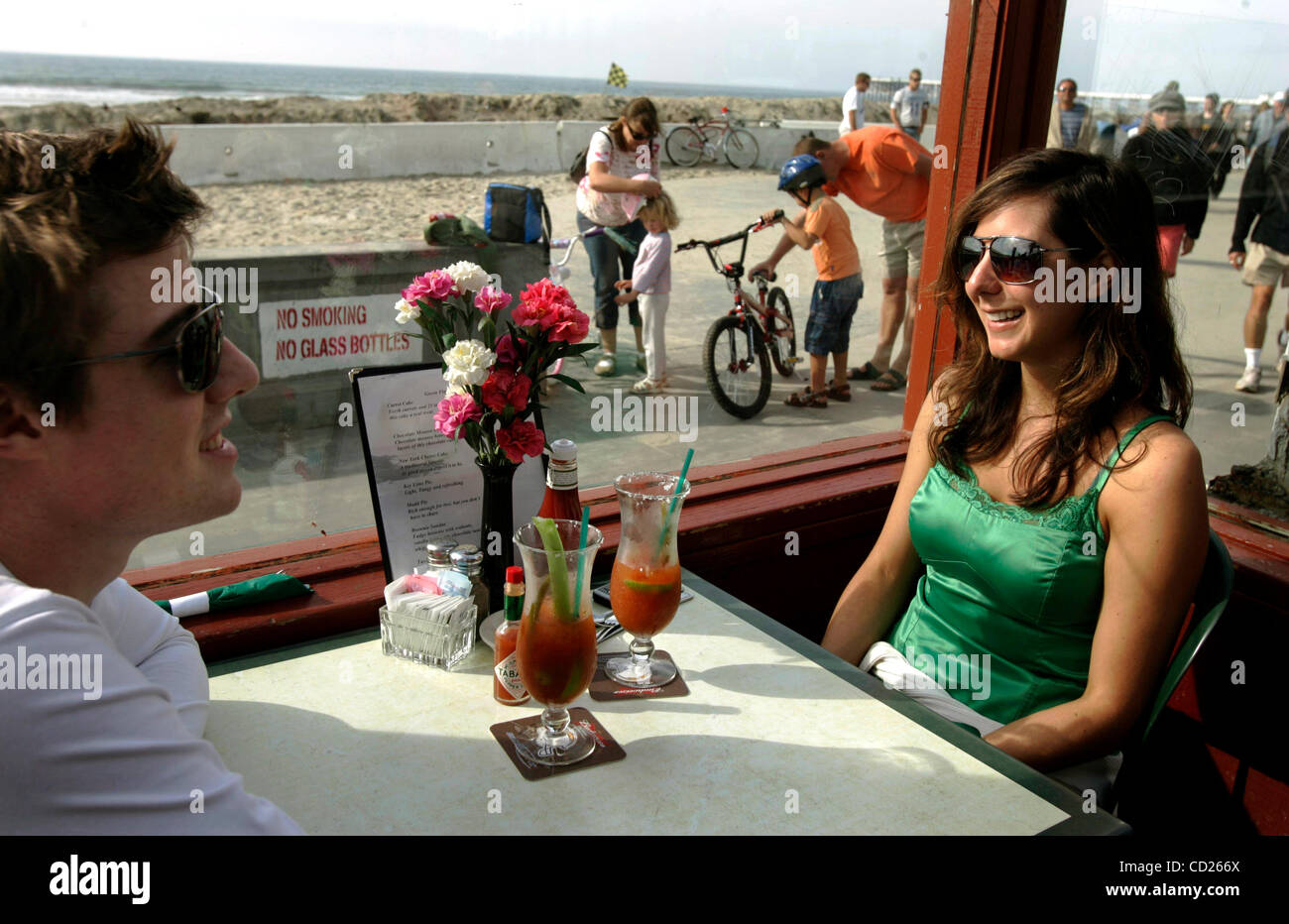 Novembre 22, 2008 San Diego, CA  Geoffrey Stevens, à gauche, et son épouse, NADA <cq >, droite, partager un verre au "Green Flash" restaurant sur la promenade à Pacific Beach. Les deux étaient en visite de Philadelphie, Pennsylvanie, à surprendre la soeur de NADA, LEILA LOUGI, de San Diego, qui tourne 30. Laur Banque D'Images