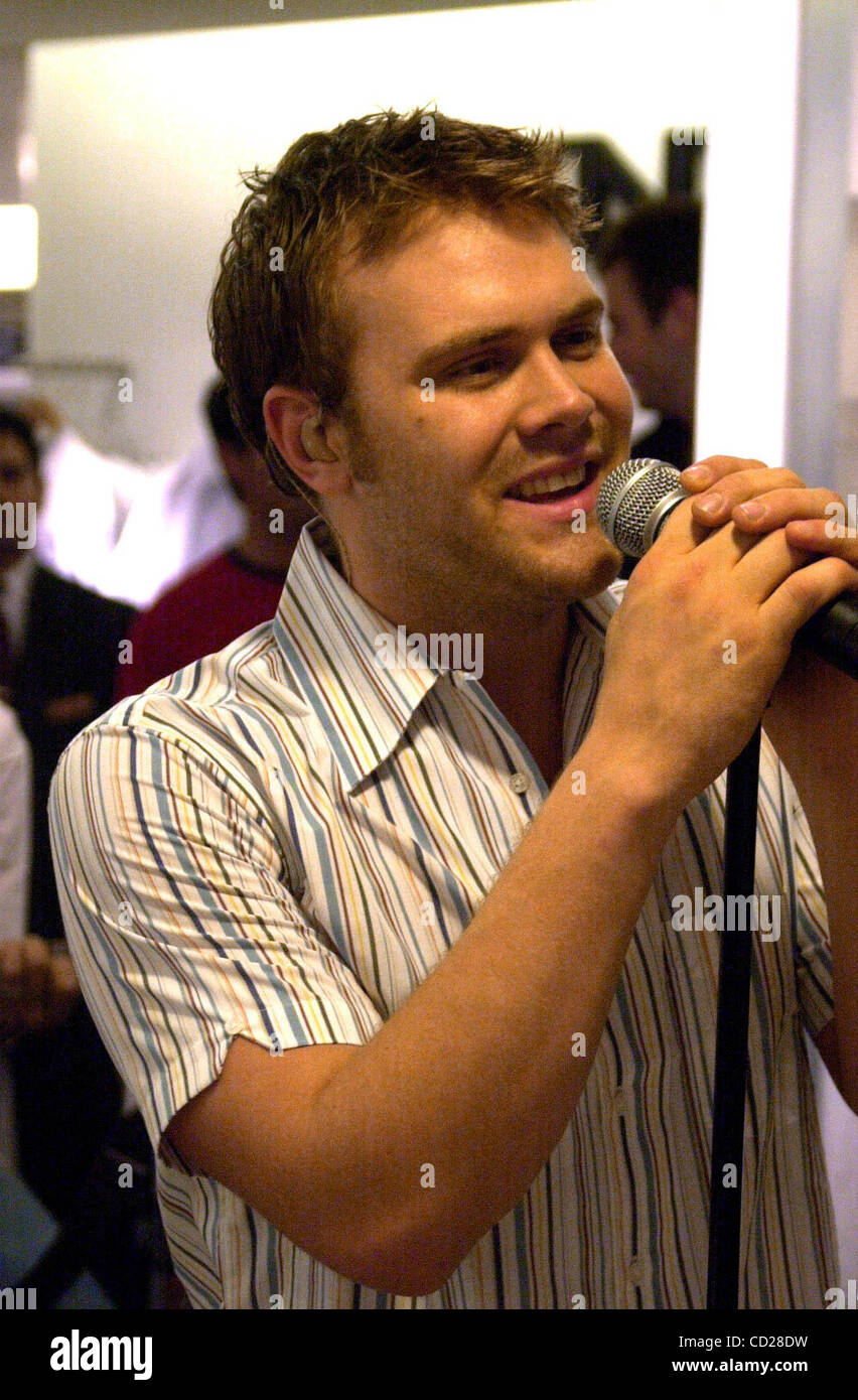 12 juin 2003 - New York, New York, États-Unis - K31155SD JKRON0612.DANIEL BEDINGFIELD .CD SIGNATURE ET PERFORMANCE AU BLOOMINDALE'S, ..1000 3RD AVE, NEW YORK New York.. / 2003.(Image Crédit : Â© John Krondes Globe/ZUMAPRESS.com)/Photos Banque D'Images