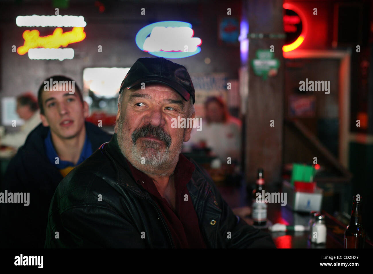Hudson, Wisconsin, le 4 mars 2008] à Dick's Bar and Grill à Hudson, Amery Steve résident Lonien, droite, et son fils Anthony, a parlé de Brett Favre sa retraite de la Green Bay Packers. (Crédit Image : © Minneapolis Star Tribune/ZUMA Press) Banque D'Images