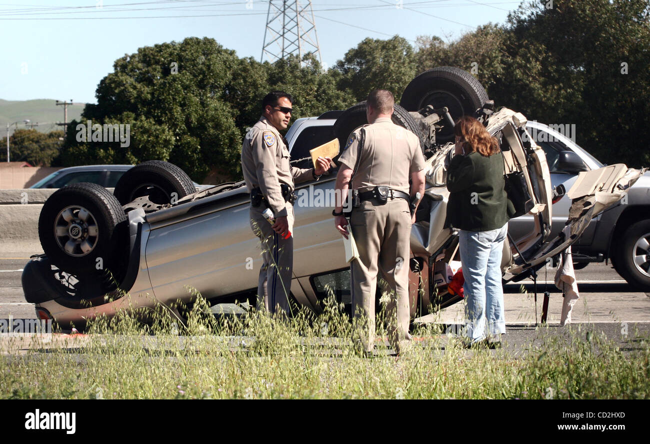 California Highway Patrol policiers enquêter sur les lieux d'un accident de voiture de plusieurs véhicules qui s'est produit sur l'autoroute 880 en direction sud, près de la sortie Auto Mall Parkway à Fremont, en Californie, le mercredi 5 mars 2008. Le trafic a été sauvegardé la dernière sortie du boulevard Stevenson, comme les équipes ont travaillé pour effacer l'ac Banque D'Images