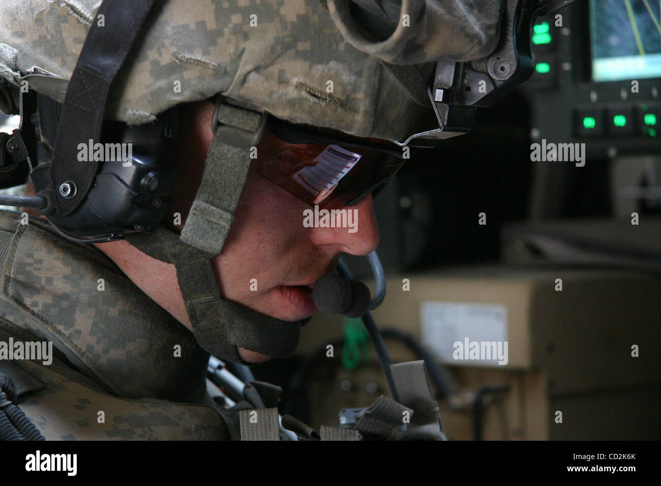 Mar 10, 2008 - district Raheed, Bagdad, Irak - Le leader de 3e Peloton, Fox Company du 2e Escadron, 2e Stryker Cavalry Regiment lit un fichier sur sa mission à l'intérieur d'un poste de commandement dans le véhicule Stryker al Dora, à Bagdad. (Crédit Image : © Simon Klingert/ZUMA Press) RESTRICTIONS : * Germa Banque D'Images