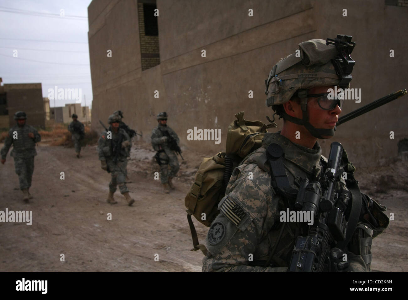 10 mars 2008 - quartier de Dora, à Bagdad, l'Iraq - Des soldats du 1er Peloton, Fox Company du 2e Escadron, 2e régiment de cavalerie de Stryker la Shurta patrouille dans le quartier al Dora, à Bagdad. (Crédit Image : © Simon Klingert/ZUMA Press) RESTRICTIONS : Droits de l'Allemagne * départ * Banque D'Images