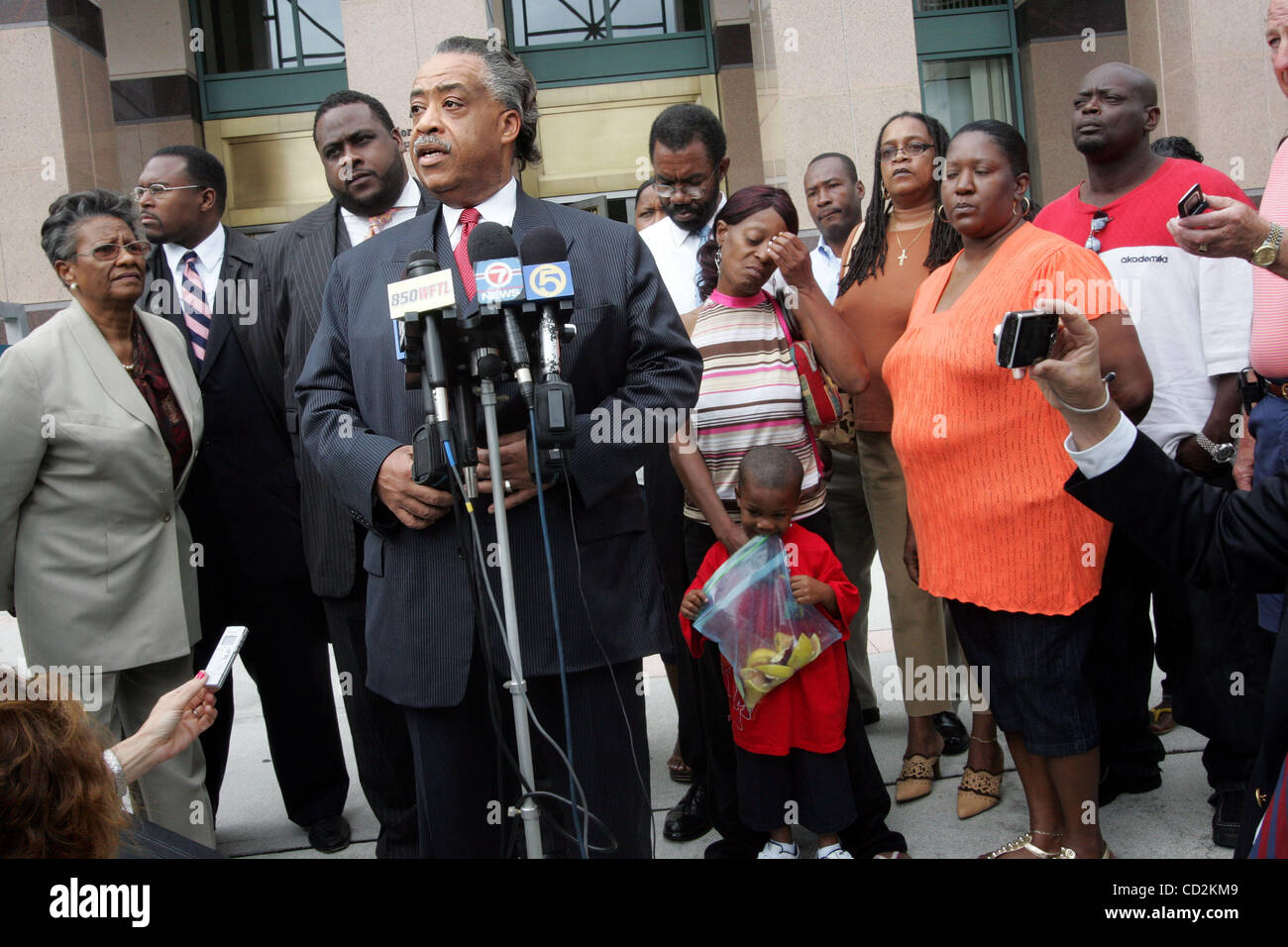 031108 rencontré sharpton 1de2 --Photo personnel par Uma Sanghvi/Le Palm Beach Post-0050279A--pour l'histoire de Frank Cerabino--West Palm Beach--Rev. Al Sharpton a tenu une conférence de presse à l'extérieur du bureau du procureur de l'état mardi matin pour parler de la primaire de Floride et se plaindre au sujet du traitement de la s Banque D'Images