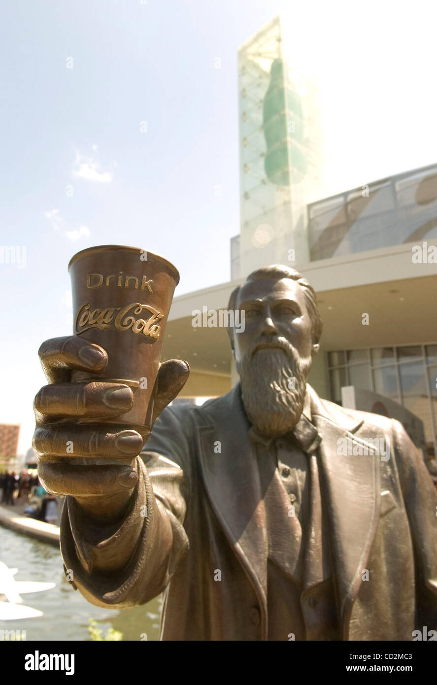 Une statue de Coca-Cola inventeur John Pemberton accueille les visiteurs à l'ouverture du nouveau musée World of Coca-Cola à Atlanta, Géorgie, le jeudi 24 mai 2007. Banque D'Images