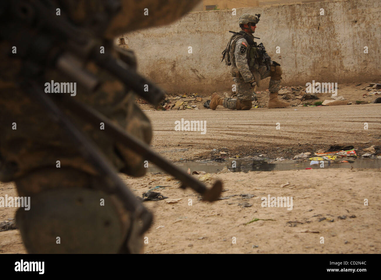 Mar 13, 2008 - Bagdad, Irak - Les soldats du 2e Peloton, Charly Batterie, 2e Bataillon du 12e Régiment d'artillerie dans le cadre de la 4e Brigade, 2e Division d'infanterie, le Tahrir patrouille district de génie, de l'Iraq. (Crédit Image : © Simon Klingert/ZUMA Press) Banque D'Images