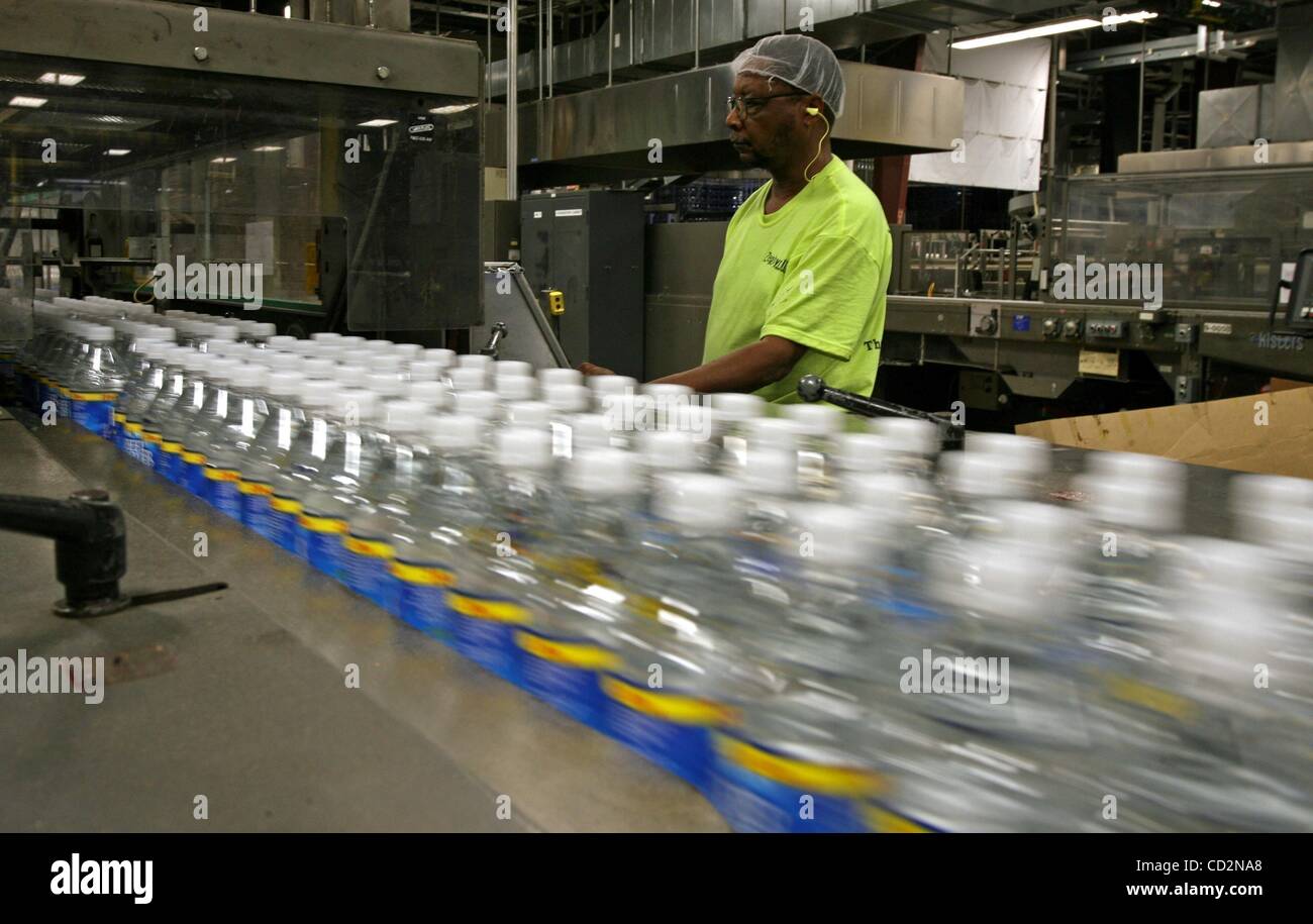 Mar 14, 2008 -Zephyrhills, Florida, USA - SALOMON MCKINLEY, 56, un employé de l'usine d'embouteillage de Nestlé Waters Zephyrhills inspecte les bouteilles d'eau en tant qu'ils sont déplacés vers le bas une ligne d'assemblage vers la zone de conditionnement. Sur la photo : le 11 décembre 2007. (Crédit Image : Â© Stephen J. Coddington/St. Peters Banque D'Images