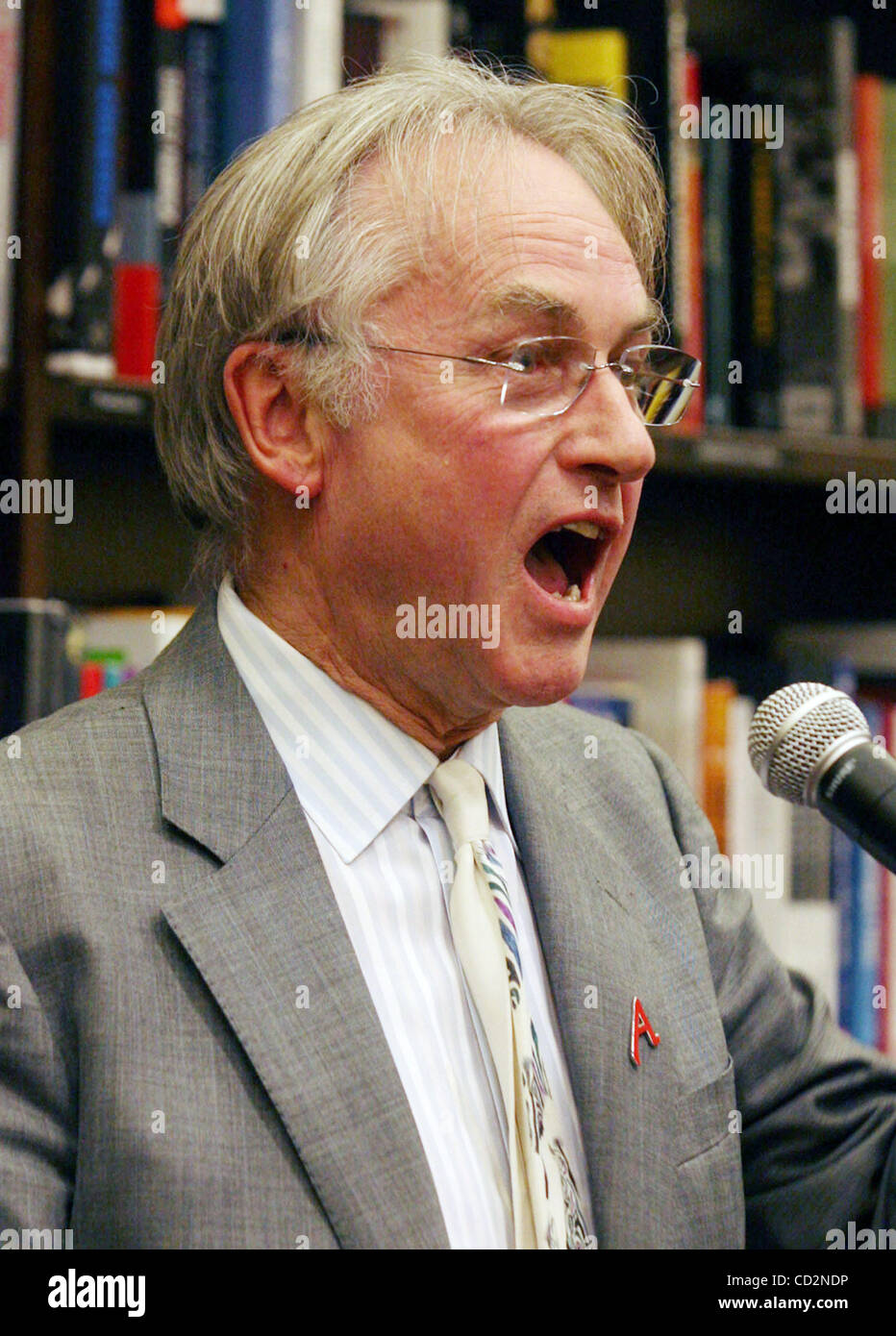 Mar 14, 2008 - New York, NY, USA - auteur controversé, biologie évolutive et célèbre athée Richard Dawkins parle de son nouveau livre "The God Delusion" tenue à Barnes et Noble Tribeca. (Crédit Image : © Nancy/Kaszerman ZUMA Press) Banque D'Images