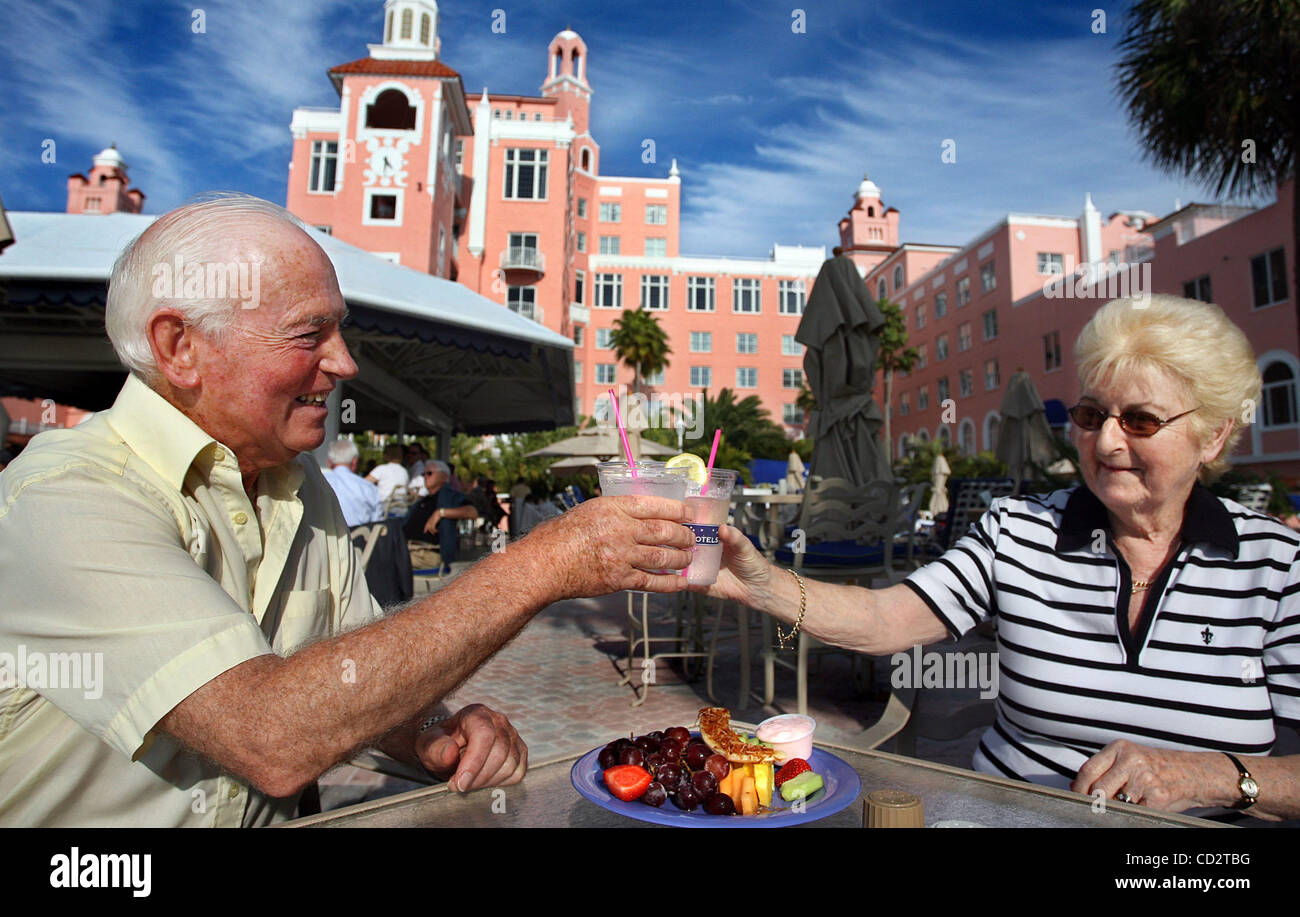 Faiblesse DU DOLLAR 03/20/2008 De gauche à droite : Brian O'Connor, 76, et Sheila O'Connor, 72 ans, (CQ), de Dublin, Irlande, prendre un verre et apéritif près de la piscine à l'Don Cesar Beach Resort and Spa, 03/20/2008, avant de manger le dîner au restaurant-grill de poissons osseux. L'O'Connor ont séjourné à Banque D'Images