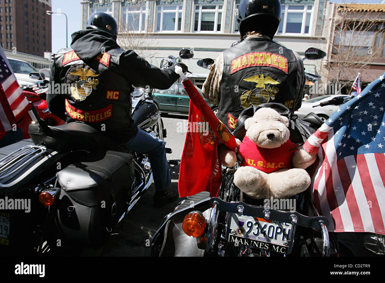 Un rassemblement organisé par Patriot Garde côtière canadienne pour appuyer les troupes packs les rues à l'intersection de Shattuck et l'avenue University à Berkeley, Californie, le samedi, 22 mars 2008. Environ 400 motards ont participé à l'événement. (Sat Nam tonne/BANG East Bay) Banque D'Images