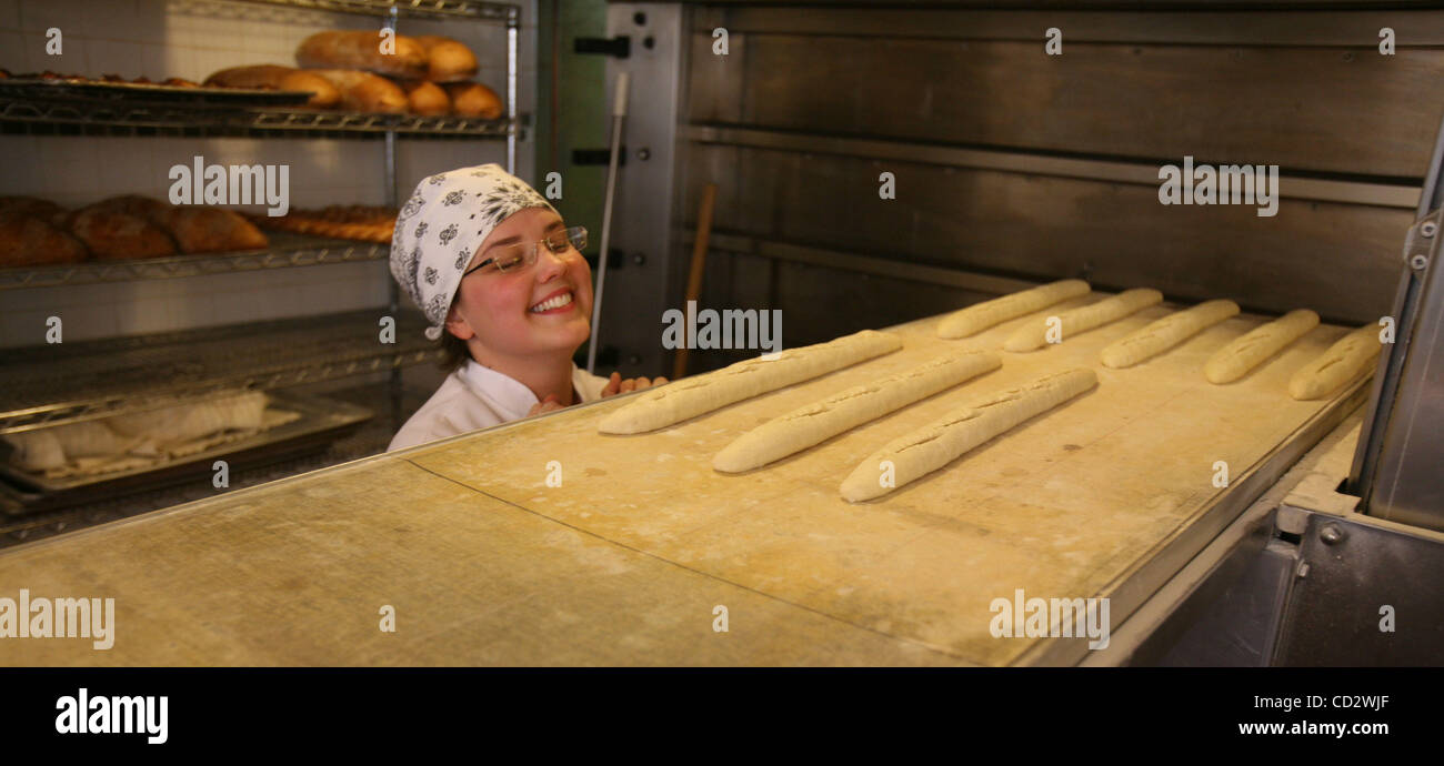 Mar 20, 2008 - Minneapolis, Minnesota, USA - Baker SOLVEIG, la tortue de TOFTE Bread Co., sourit alors qu'elle avait préparé pour faire glisser sa baguette dans le four de la pâte au cours de sa pratique de cuisson. Tofte avec deux autres coéquipiers représenteront les États-Unis à Paris dans un monde de concurrence. (Crédit Image : © Banque D'Images