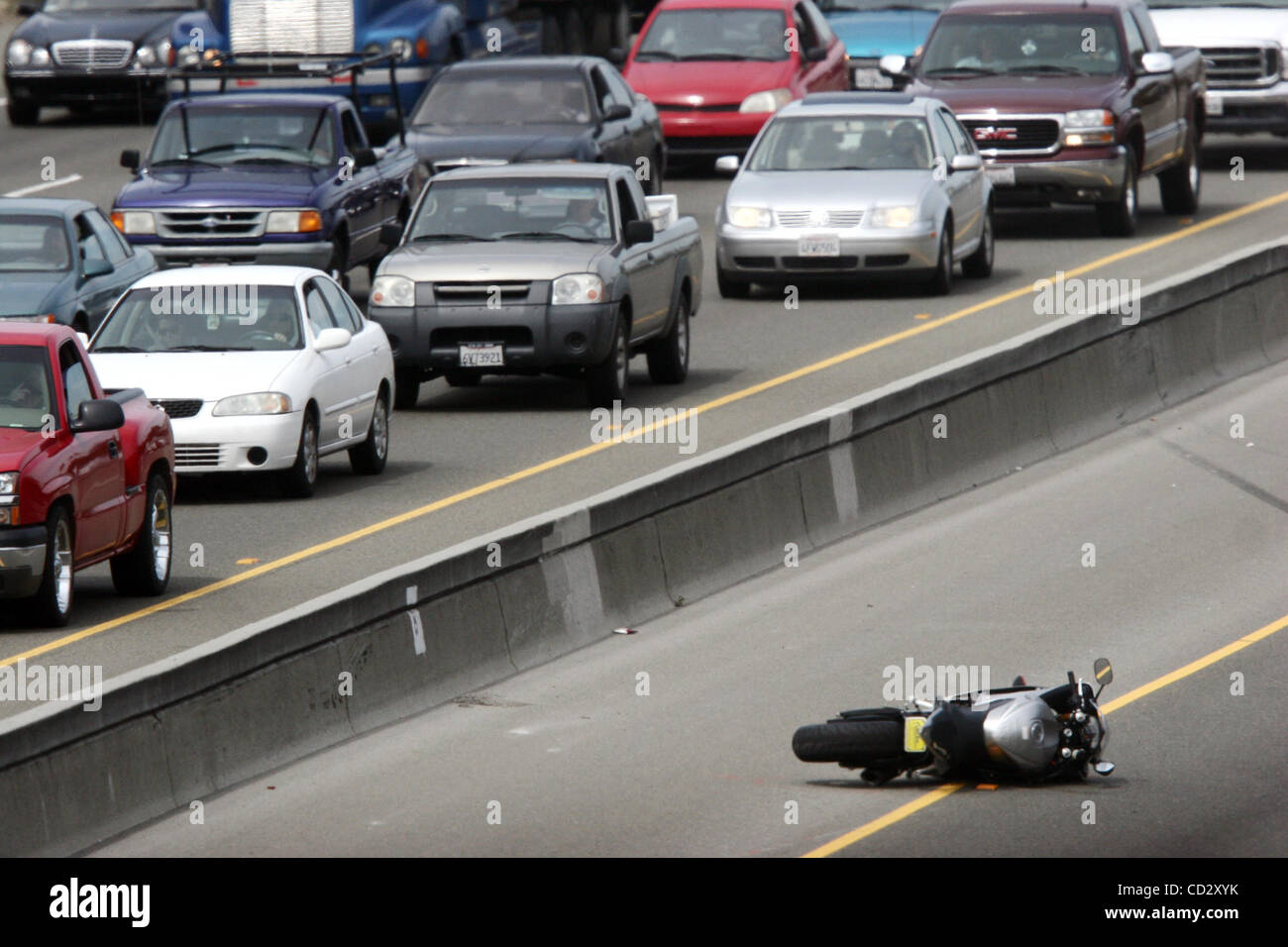 L'épave se trouve sur une moto de 100 mètres à partir du corps d'un 21-year-old man Newark tué dans un accident de moto mortel en direction nord sur l'Interstate 880, juste au nord de l'Avenue centrale viaduc, à Fremont, en Californie, le jeudi 27, 2008. La California Highway Patrol continue à enquêter sur l'accident, Banque D'Images