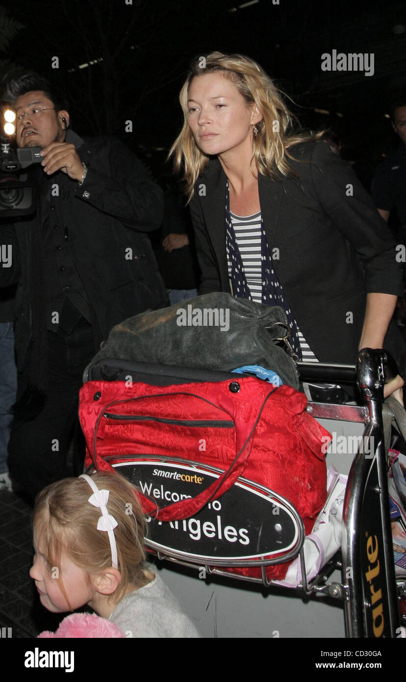 Los Angeles, 2008-3-30 / Model Kate Moss et sa fille LILA GRACE en arrivant à l'aéroport de LAX à partir de Londres. Kate se cachait derrière un comptoir de sécurité pour éviter les paparazzi (crédit Image : © Laguna Images/ZUMA Press) Banque D'Images