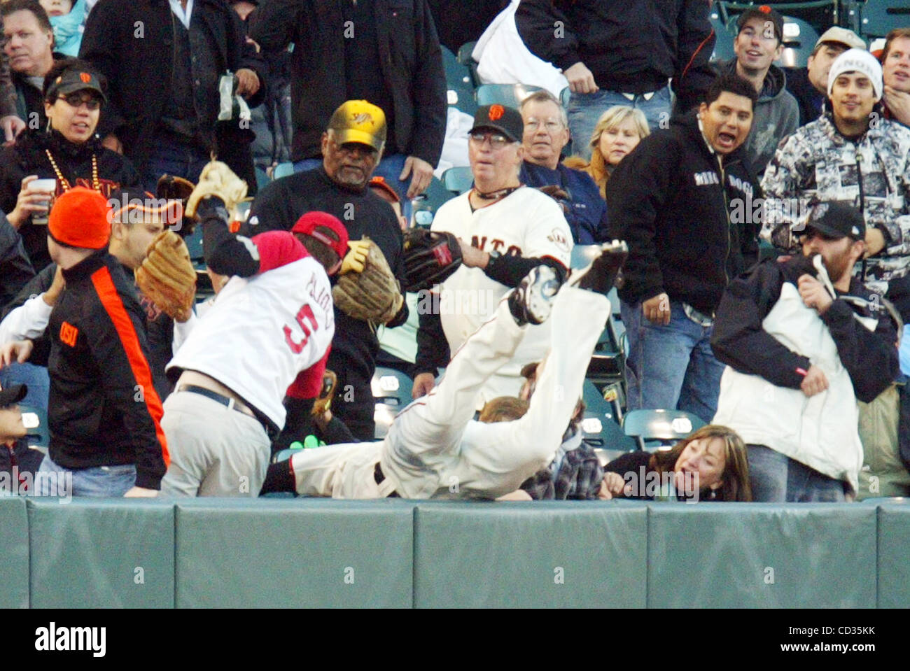 Giants de San Francisco' Fred Lewis obtient hors des limites après avoir vainement tenté de cacth-il une fausse balle par Saint Louis Cardinals' Albert Pujols dans la première manche de leur jeu MLB à AT&T Park à San Francisco, en Californie, le Jeudi, Avril 10, 2008. (Ray Chavez/l'Oakland Tribune) Banque D'Images