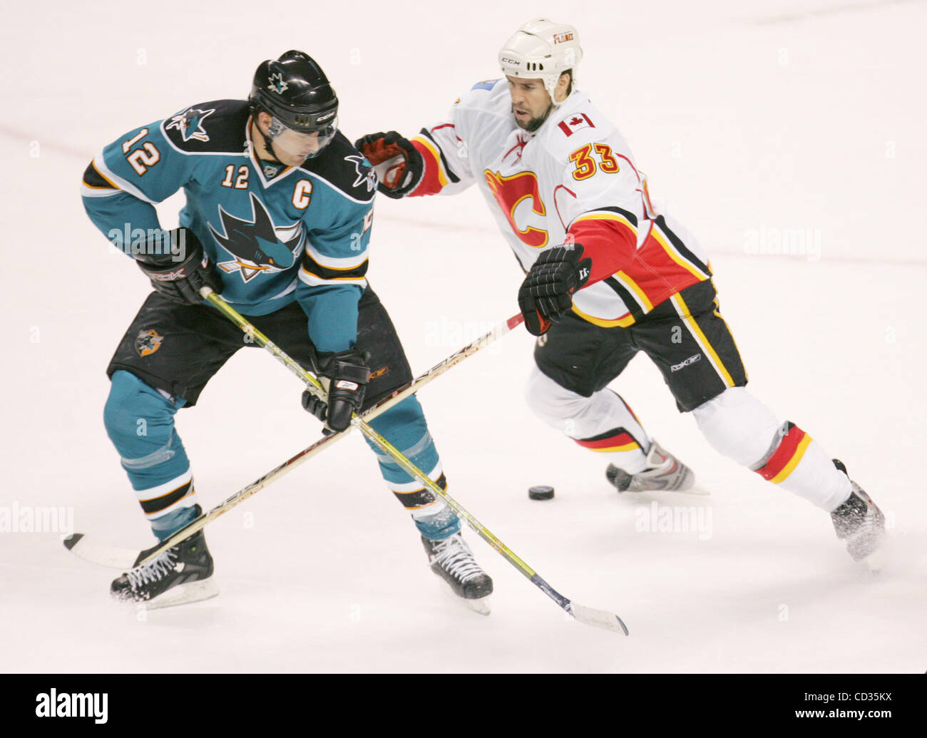 Les Sharks Patrick Marleau et les flammes Adrian Aucoin bataille pour la rondelle dans la 1ère période que les Sharks de San Jose prendre sur les Flames de Calgary au premier tour des éliminatoires de la Coupe Stanley chez HP Pavilion de San Jose, jeudi 10 avril, 2008. (Patrick Tehan/Mercury News) Banque D'Images