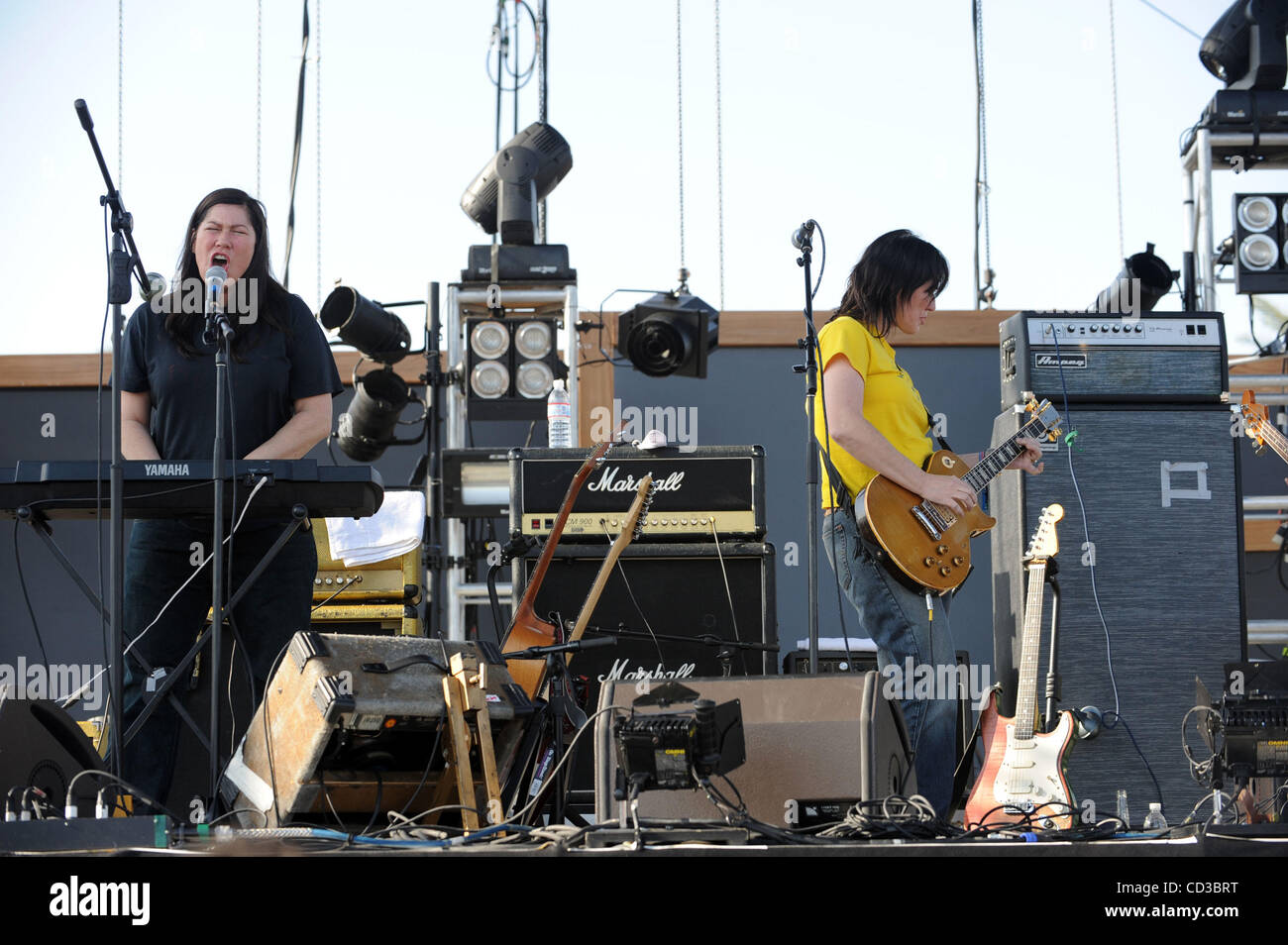 25 avr 2008 - Indio, California, USA - (L-R) et le guitariste musicien KIM DEAL KELLEY DEAL du groupe The Breeders il se produit dans le cadre de la vallée de Coachella 2008 Music and Arts Festival qui aura lieu à l'Empire Polo Field situé dans la région de Indio. Les trois jours du festival permettra d'attirer plus de 160, Banque D'Images