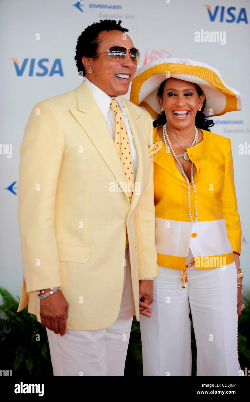 Chanteur Smokey Robinson et sa femme, Frances, Glandney est arrivé à la 134e exécution du Kentucky Derby Samedi 3 mai 2008, à Churchill Downs, à Louisville, KY. Photo par Angela Baldridge Banque D'Images