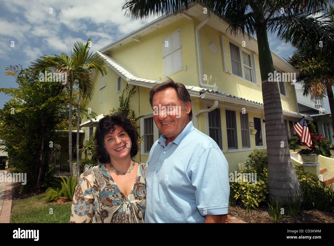 050508 fh webber 0052481une photo personnel par Bruce R. Bennett/Le Palm Beach Post avec story par Sharon McDaniel -- Lake Worth -- Maryanne et Bruce Webber (CQ) posent pour une photo en face de leur maison. Ne pas diffuser en dehors de COX COMMUNICATIONS. À PALM BEACH,-0779, MARTIN, ST. LUCIE, ET DE LA RIVIÈRE INDIAN Banque D'Images