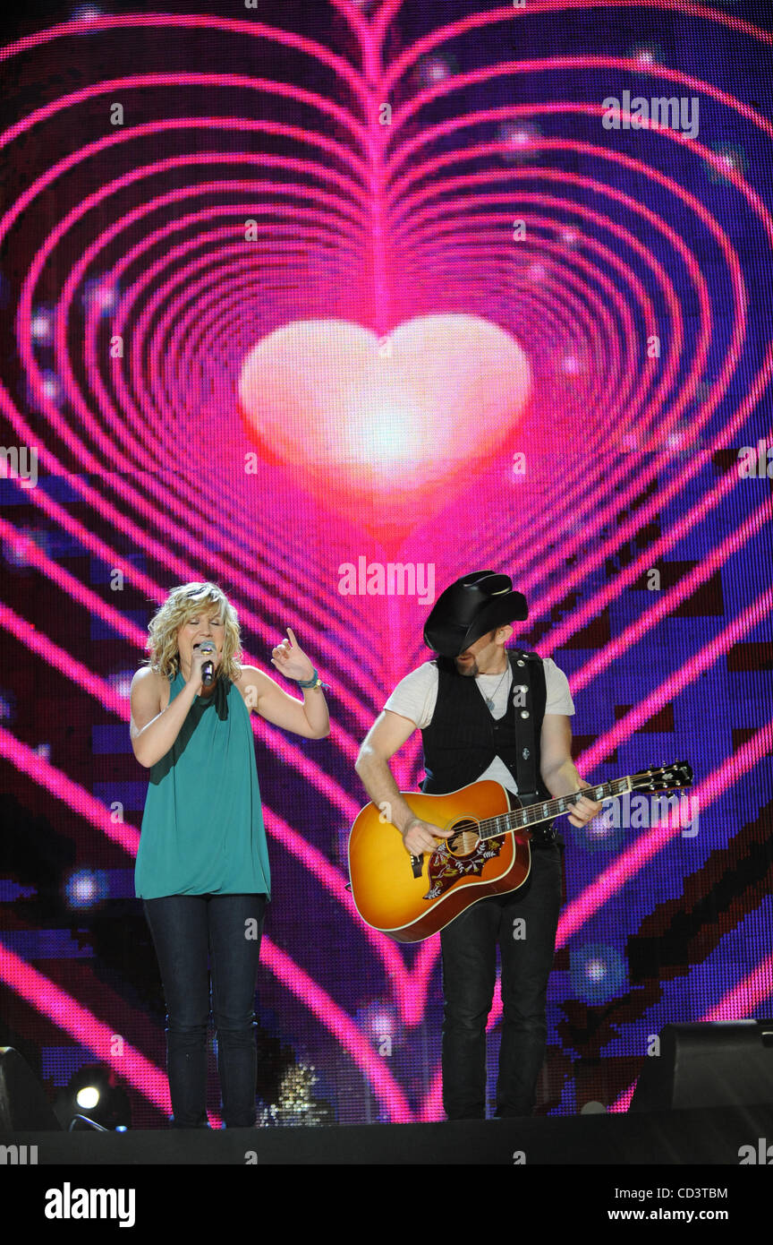 Jun 5, 2008 - Nashville, Tennessee, USA - Chanteur JENNIFER NETTLES et Kristian guitariste du groupe Bosch SUGARLAND effectue live concert Vault au LP Field dans le cadre du CMA 2008 Fête de la musique. Le CMA Music Festival est le plus grand festival de musique country. Le jour même 4 annuel Banque D'Images