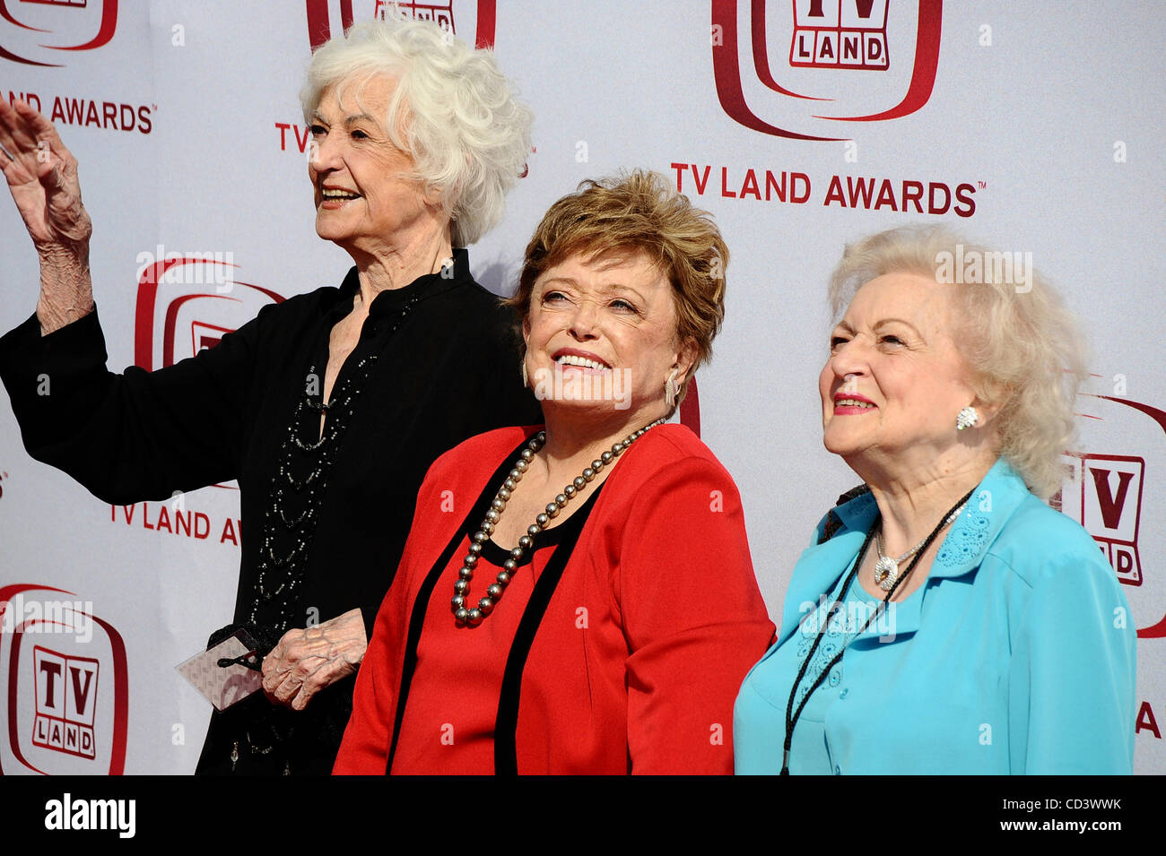 (L-R) Bea Arthur, Rue McClanahan et Betty White arrivent à la 6e conférence annuelle "TV Land Awards' à Santa Monica, Calif., retour le 8 juin 2008. (L) Beatrice Arthur l'actrice dont l'une qualité d'exécution des lignes de comédie TV fait d'elle une star de la célèbre montre 'Maude' et 'The Golden Girls' et qui a remporté un Tony UN Banque D'Images