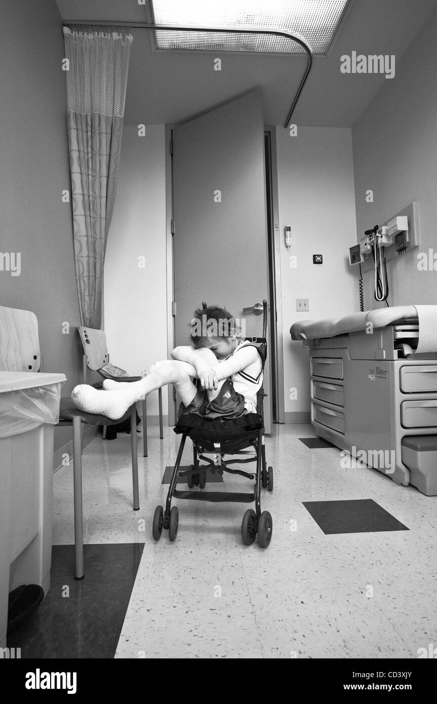 Jun 13, 2008 - Palo Alto, Californie, USA - Lors d'une visite de routine à la clinique, la mère de Garrett le laisse seul pour un moment pour parler à une infirmière. Garrett n'est pas particulièrement heureux d'être là. Ces visites chez le médecin sont extrêmement fatigant pour Garrett et sa maman. Au cours de cette visite, ils dépensent plus Banque D'Images