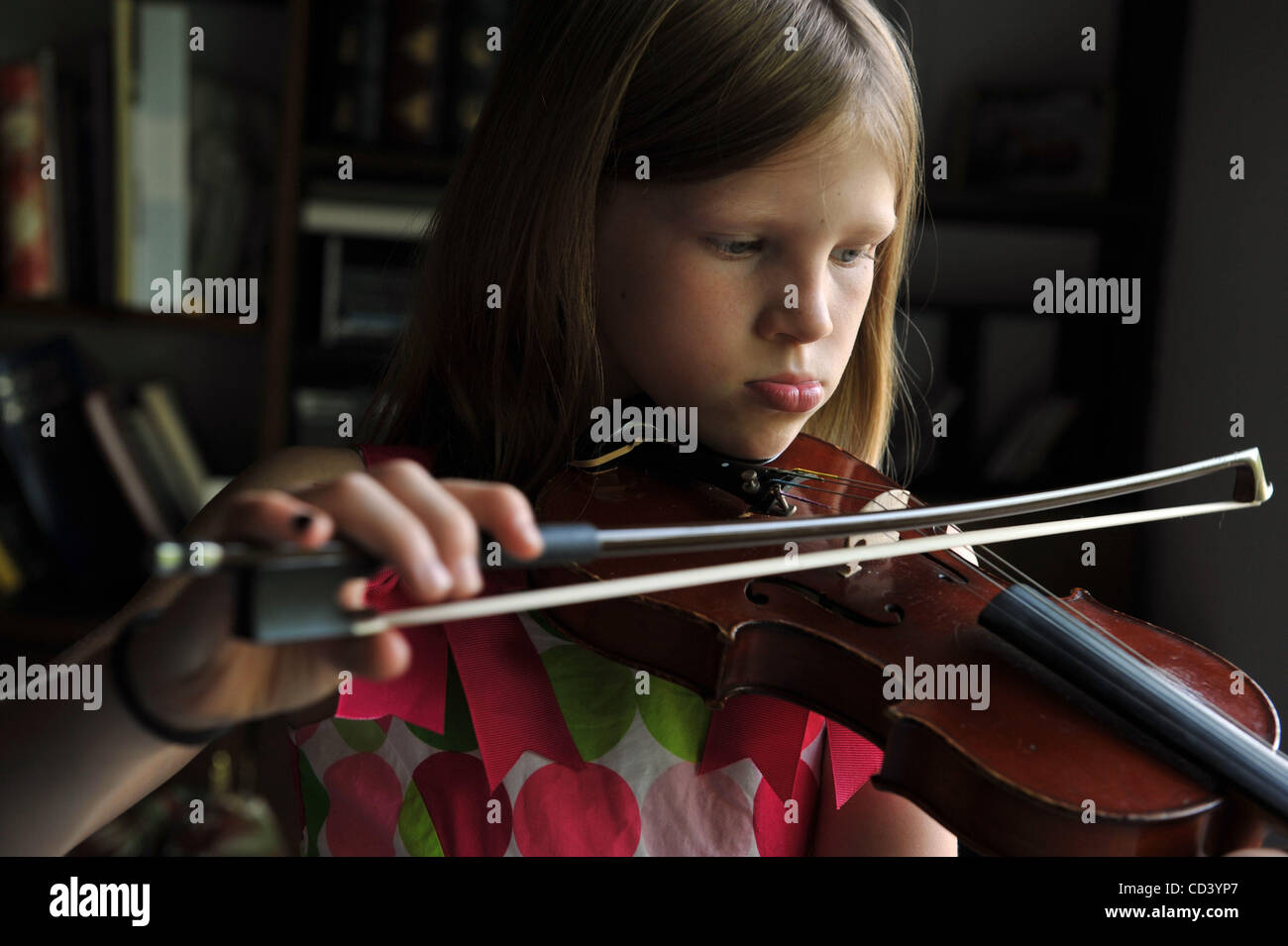 Dans Indianapolis -- huit ans Alyssa pratiques d'hiver son violon à la maison tous les jours et prend des leçons privées d'un parent quand elle le peut. Bien que les programmes de musique sont parées ou couper entièrement dans les écoles publiques de tout le pays, a déterminé les étudiants trouveront un moyen d'apprendre à jouer d'instruments de musique Banque D'Images