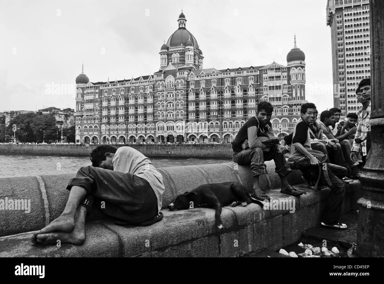 Le 16 août 2008 - Mumbai, Inde - un sans-abri dort en face de l'opulent Taj Mahal Palace and Tower Hotel. L'hôtel est un symbole de la société glamour à Mumbai et lieu de rencontre pour les stars de Bollywood. Banque D'Images