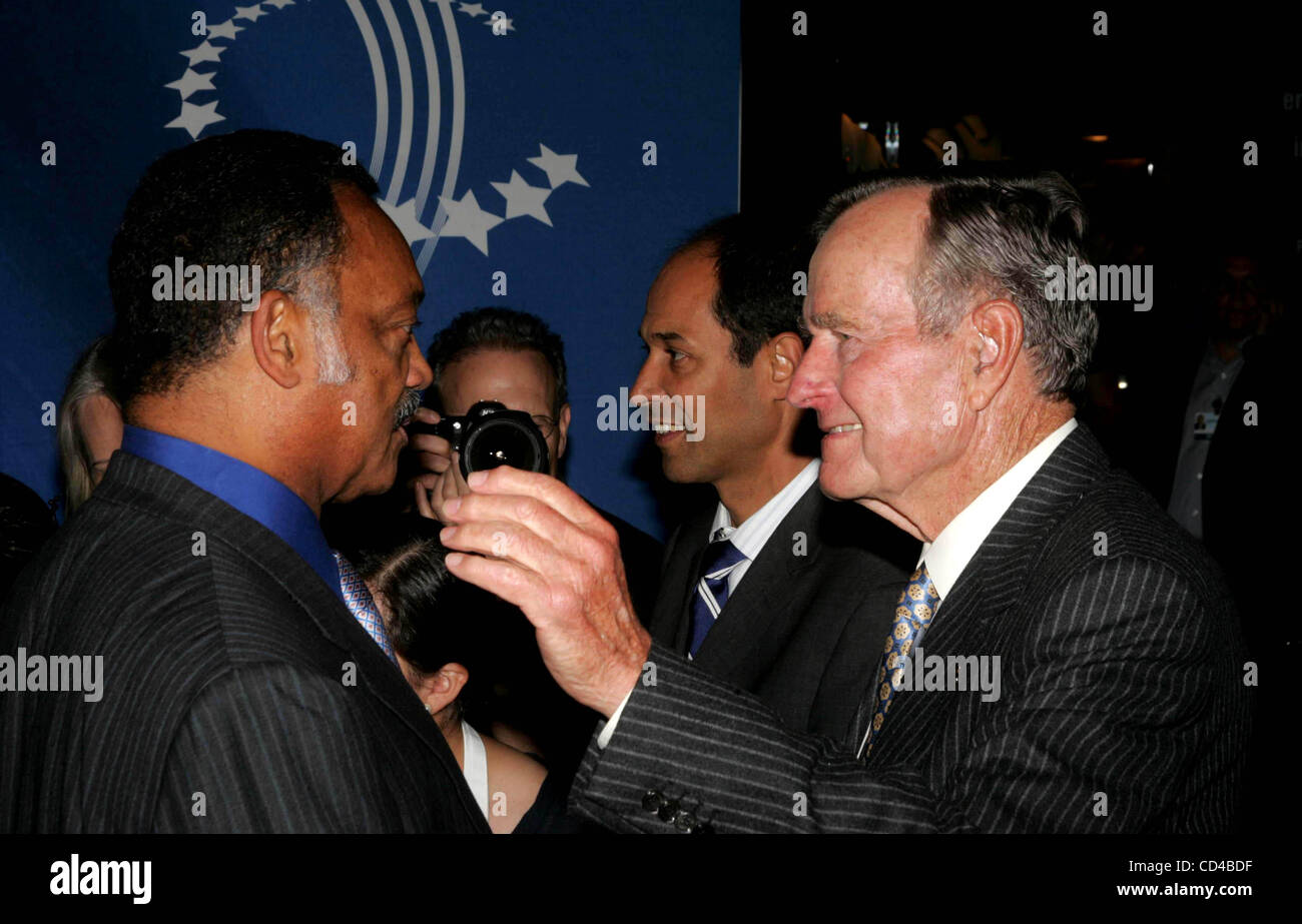 24 septembre 2008 - New York, New York, États-Unis - Lance ARMSTRONG DÉVOILE SA CAMPAGNE DE SENSIBILISATION MONDIALE DU CANCER ET LES DÉTAILS DE SON RETOUR AU CYCLISME AU JOUR UN de la Clinton Global Initiative .Sheraton NY 09-24-2008. 2008.JESSE JACKSON AVEC L'ANCIEN PRÉSIDENT GEORGE HERBERT WALKER BUSH..K59928RM(Credit Banque D'Images