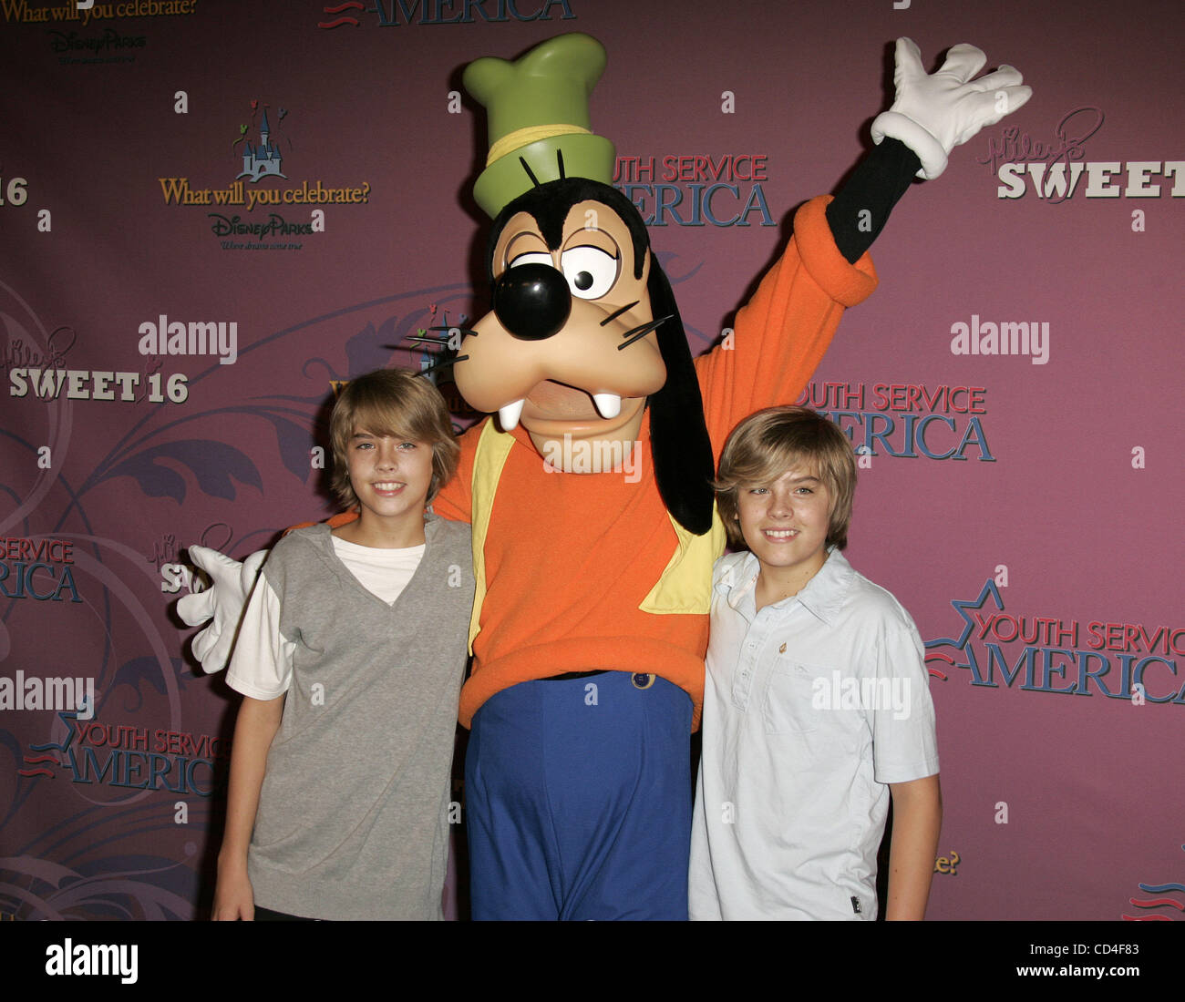 Oct 05, 2008 - Anaheim, Californie, USA - Dylan et Cole Sprouse avec Dingo à la Miley Cyrus Sweet 16 Birthday Party qui a eu lieu à Disneyland à Anaheim. (Crédit Image : © Lisa O'Connor/ZUMA Press) Banque D'Images