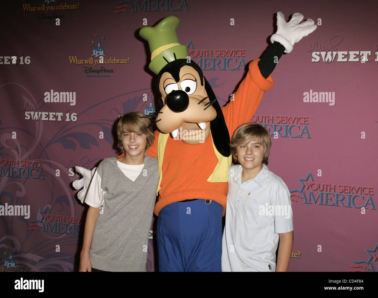 Oct 05, 2008 - Anaheim, Californie, USA - Dylan et Cole Sprouse avec Dingo à la Miley Cyrus Sweet 16 Birthday Party qui a eu lieu à Disneyland à Anaheim. (Crédit Image : © Lisa O'Connor/ZUMA Press) Banque D'Images