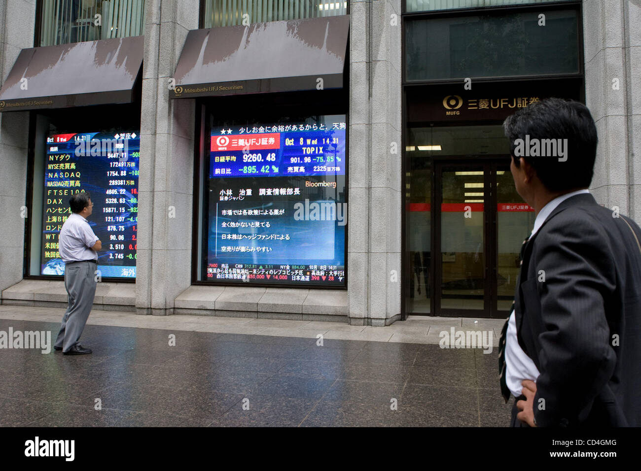 Oct 8, 2008 - Tokyo, Japon - Tokyo chute des stocks extrêmement mercredi comme c'est la plus grande chute d'un jour depuis 1987 et l'envoi de l'indice Nikkei jusqu'à près de 10 pour cent à un niveau qui n'a pas été vu dans plus de cinq ans. Nikkei Stock Average posté sa troisième plus grande chute d'un jour au compte rendu Banque D'Images