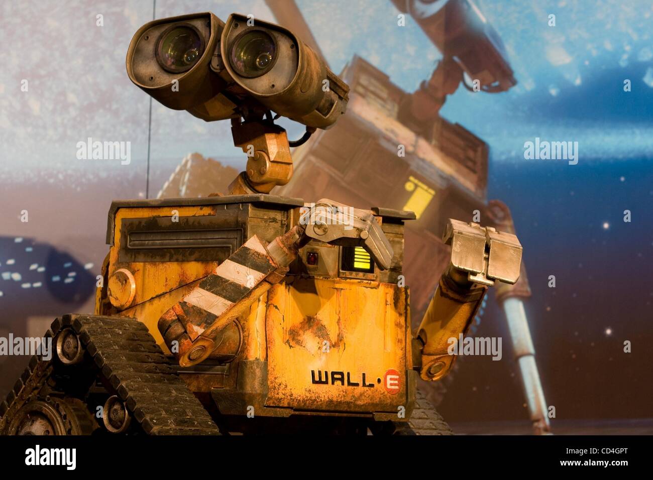 Oct 08, 2008 - Tokyo, Japon - le robot 'Wall-E' apparaît sur scène lors de la conférence de presse pour le nouveau film d'animation "Wall-E" s'est tenu à Tokyo Midtown. Le film s'ouvre dans les cinémas japonais le 5 décembre 2008. (Crédit Image : Â© Christopher Jue/ZUMA Press) Banque D'Images