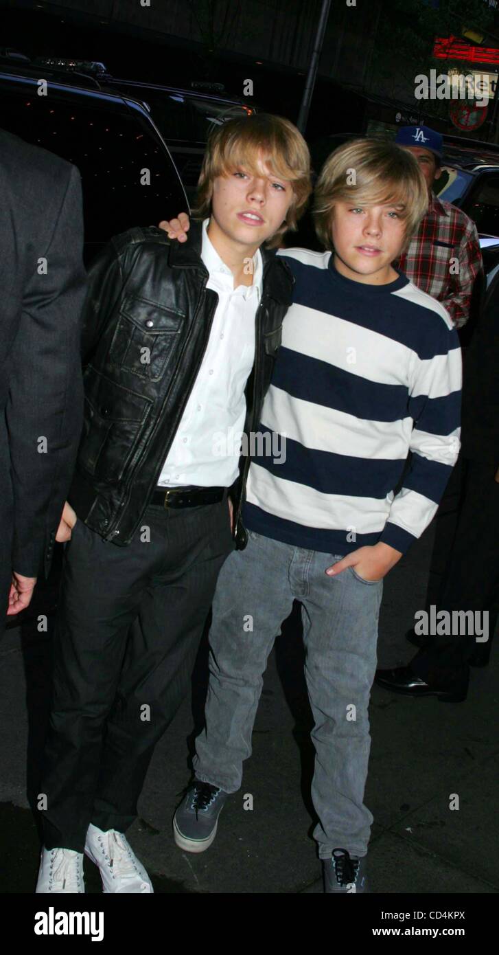 14 octobre 2008 - New York, New York, États-Unis - K60029RM.DES STARS EN DEHORS DE MTV's ''TRAIL'' À TIME SQUARE STUDIOS MTV , NEW YORK New York 10-14-2008. 2008.COLE SPROUSE ET DYLAN SPROUSE(Image Crédit : Â© Rick Mackler/Photos/ZUMAPRESS.com) Globe Banque D'Images
