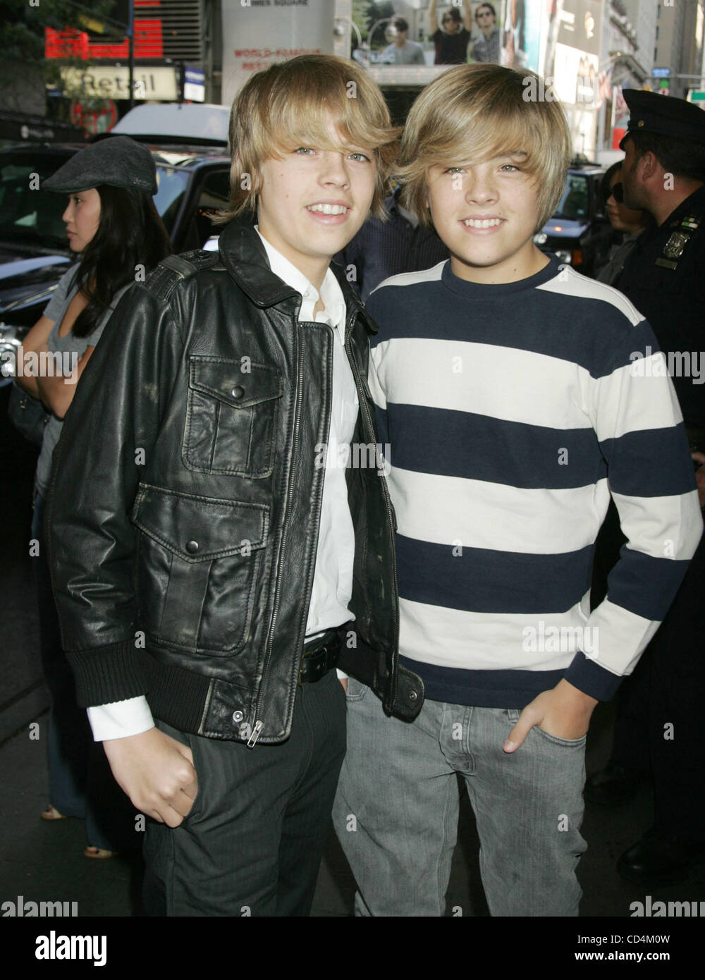 Oct 14, 2008 - New York, NY, USA - Acteurs/frères jumeaux SPROUSE COLE et Dylan Sprouse à MTV's TRL tenue à Times Square. (Crédit Image : © Nancy/Kaszerman ZUMA Press) Banque D'Images