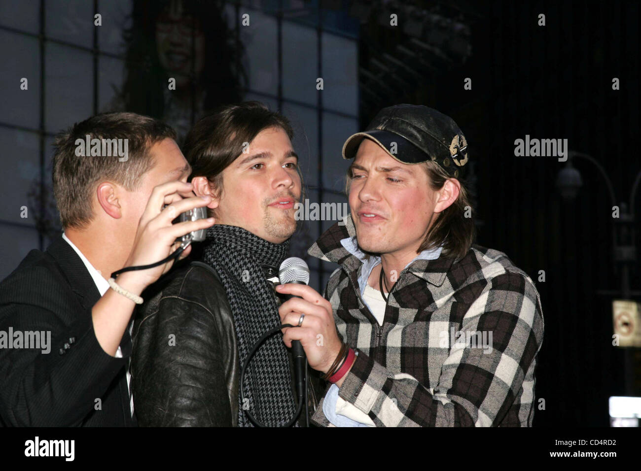 20 octobre 2008 - New York, New York, États-Unis - TEEN IDOL HANSON DIRIGE UN GROUPE D'ENREGISTREMENT UN MILE DE MARCHE PIEDS NUS AUTOUR DE TIMES SQUARE POUR LES CONTRIBUTIONS AU PROFIT DE LA LUTTE CONTRE LE SIDA ET LA FAIM EN AFRIQUE NEW YORK New York 10-17-2008.ISAAC, ZAC ET TAYLOR HANSON..K59810RM.(Image Crédit : Â© Rick Ma Banque D'Images