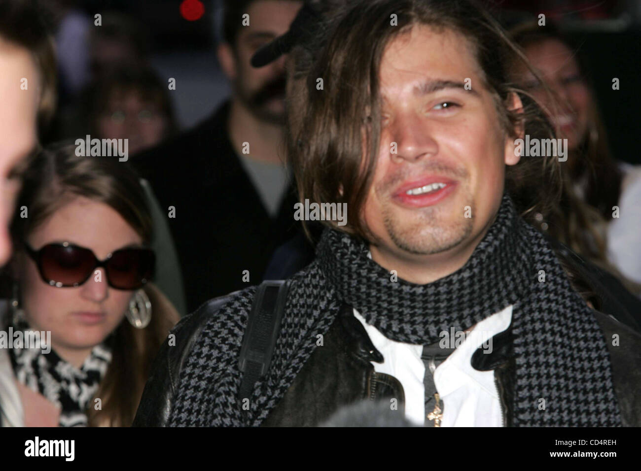 20 octobre 2008 - New York, New York, États-Unis - TEEN IDOL HANSON DIRIGE UN GROUPE D'ENREGISTREMENT UN MILE DE MARCHE PIEDS NUS AUTOUR DE TIMES SQUARE POUR LES CONTRIBUTIONS AU PROFIT DE LA LUTTE CONTRE LE SIDA ET LA FAIM EN AFRIQUE NEW YORK New York 10-17-2008.Zac Hanson..K59810RM.(Image Crédit : Â© Rick Mackler/Globe Photos/ZU Banque D'Images