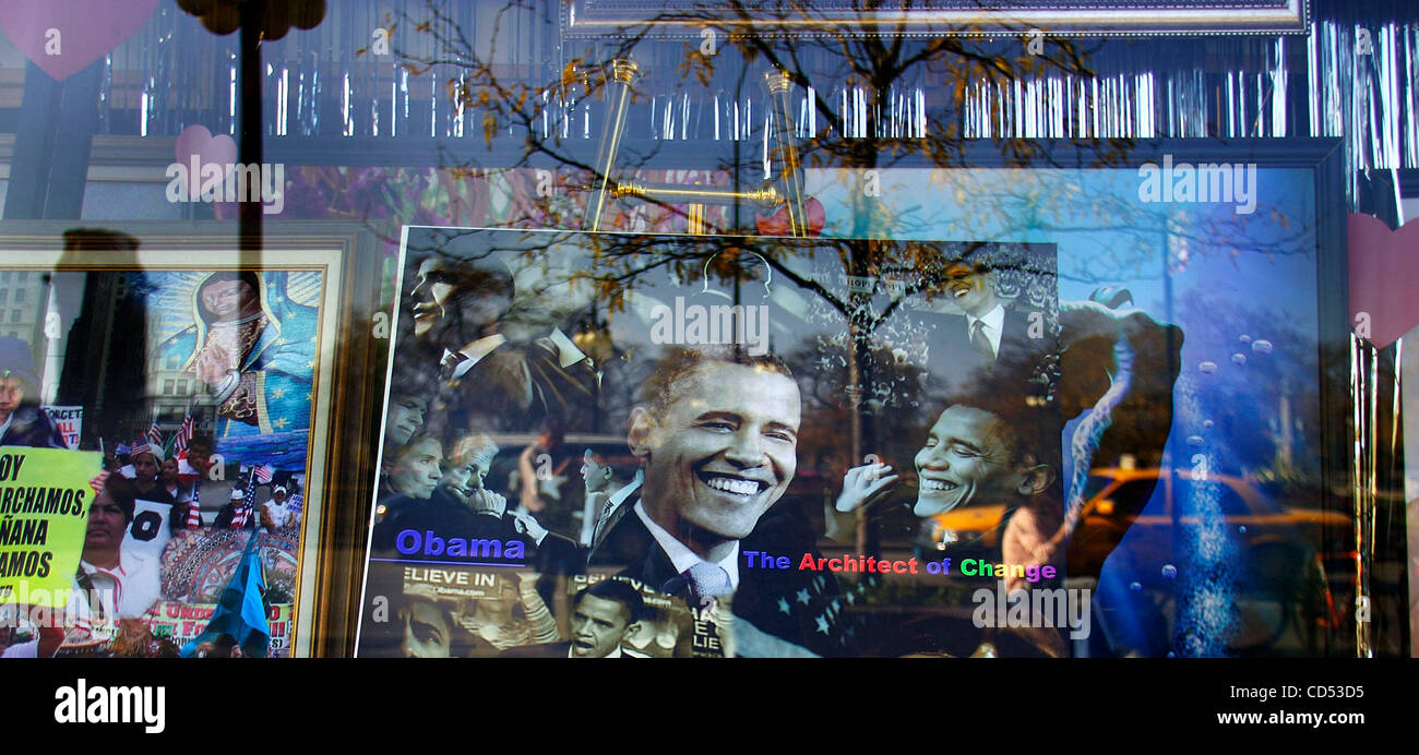 Un poster de Barack Obama se bloque dans une vitrine en face de Grant Park ont été Obama tiendra son discours du soir de l'élection. La ville s'attend à des centaines de milliers de personnes pour l'événement historique.. Banque D'Images