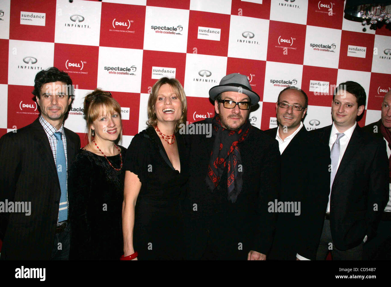 6 novembre 2008 - New York, New York, États-Unis - Elvis Costello CRÉE UN SPECTACLE DE FÊTE SON NOUVEAU Sundance Channel TV, ''SPECTACLE : Elvis Costello AVEC, À L'"" EDISON BALLROOM.WEST 57TH STREET 11-06-2008. L'année 2008. ELVIS COSTELLO Photo de groupe.K60102RM(Image Crédit : Â© Rick Mackler/Globe Banque D'Images