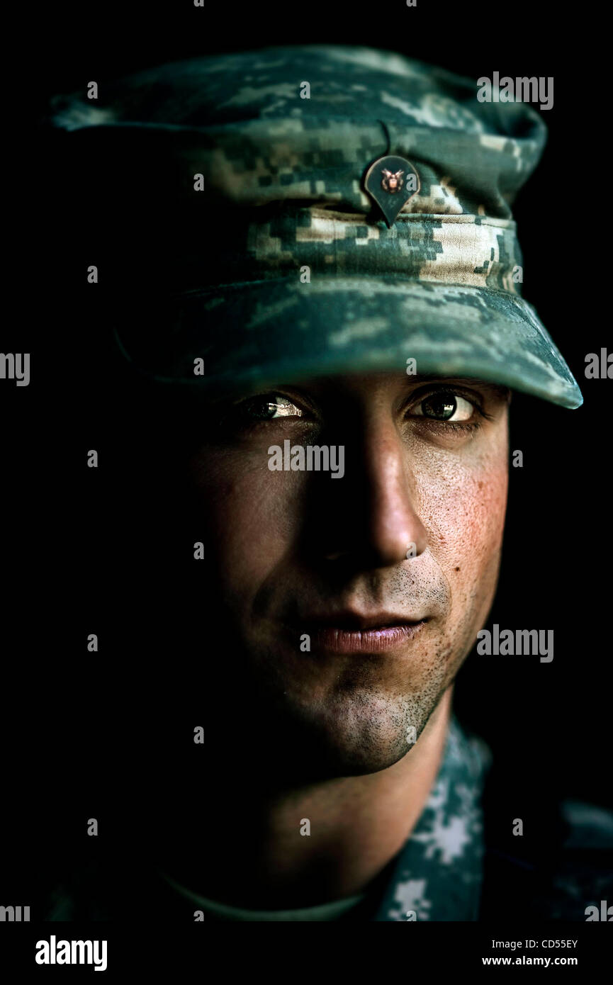 Nov 11, 2008 - Le Balad, Salah ad Din, l'Iraq - BRANDON SPC M MESSENGER, 23, 1-161dans de Spokane, WA. Soldats du 1er Bataillon du Régiment d'infanterie 1-161, 81e Brigade Combat Team. Les soldats de la Garde nationale de Washington, 161e Régiment d'infanterie. Ils ont quitté leurs familles, leurs amis et leurs Banque D'Images