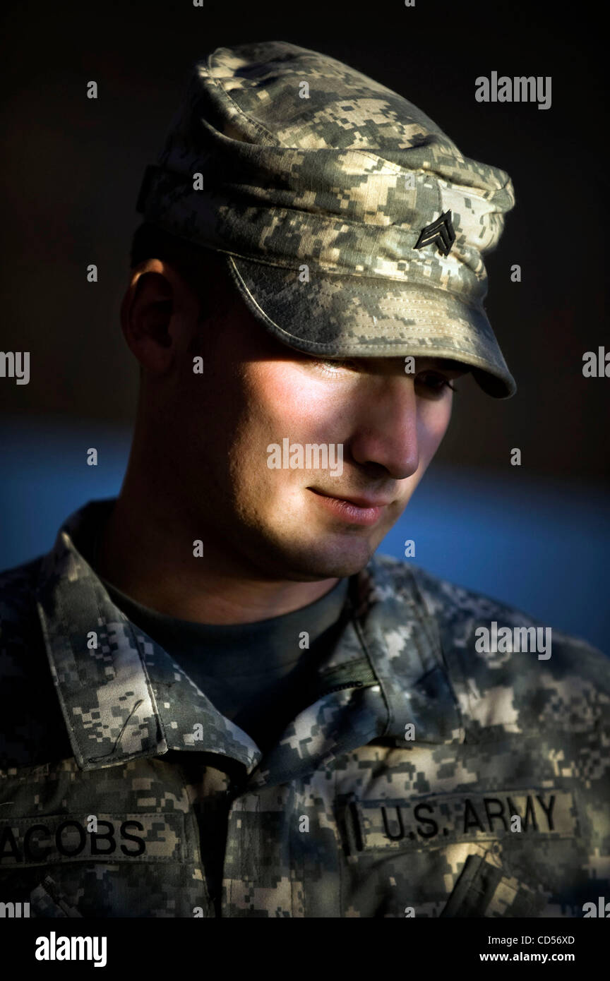 Nov 17, 2008 - Le Balad, de l'Iraq - Sgt. WILLIAM JACOBS, 24 ans, de Spokane Washington est à son deuxième tour en Iraq. Il et environ 300 autres soldats avec la région de Spokane 161e régiment d'infanterie, servent à 10 mois au Joint Base Balad où il y a la fourniture de la protection de convois. (Crédit Image : Banque D'Images