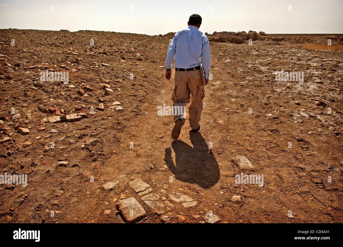 Mar 01, 2008 - Tallil, Iraq - Conservateur DIEF MOHSSEIN NAIIF AL-GIZZY promenades à travers les ruines sumériennes suivant pour la ziggourat d'Ur. Al-Gizzy est la troisième génération de sa famille à s'occuper de la ziggourat et les ruines. À la périphérie du camp Adder, une base logistique dans le sud de l'Iraq, est le Banque D'Images