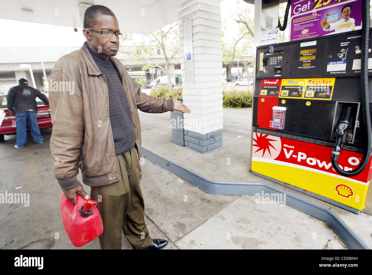 Les prix du gaz sont bien plus de quatre dollars à la station Shell sur Market St. à la 6e Rue Ouest à Oakland. Geral Albert de Oakland a manqué de gaz naturel en raison d'une défaillance de gage et payé 5 $ pour 1,14 gallons d'essence à mettre dans son conteneur après obtenir un trajet à partir d'un passant. (Laura A. Oda/l'Oakl Banque D'Images