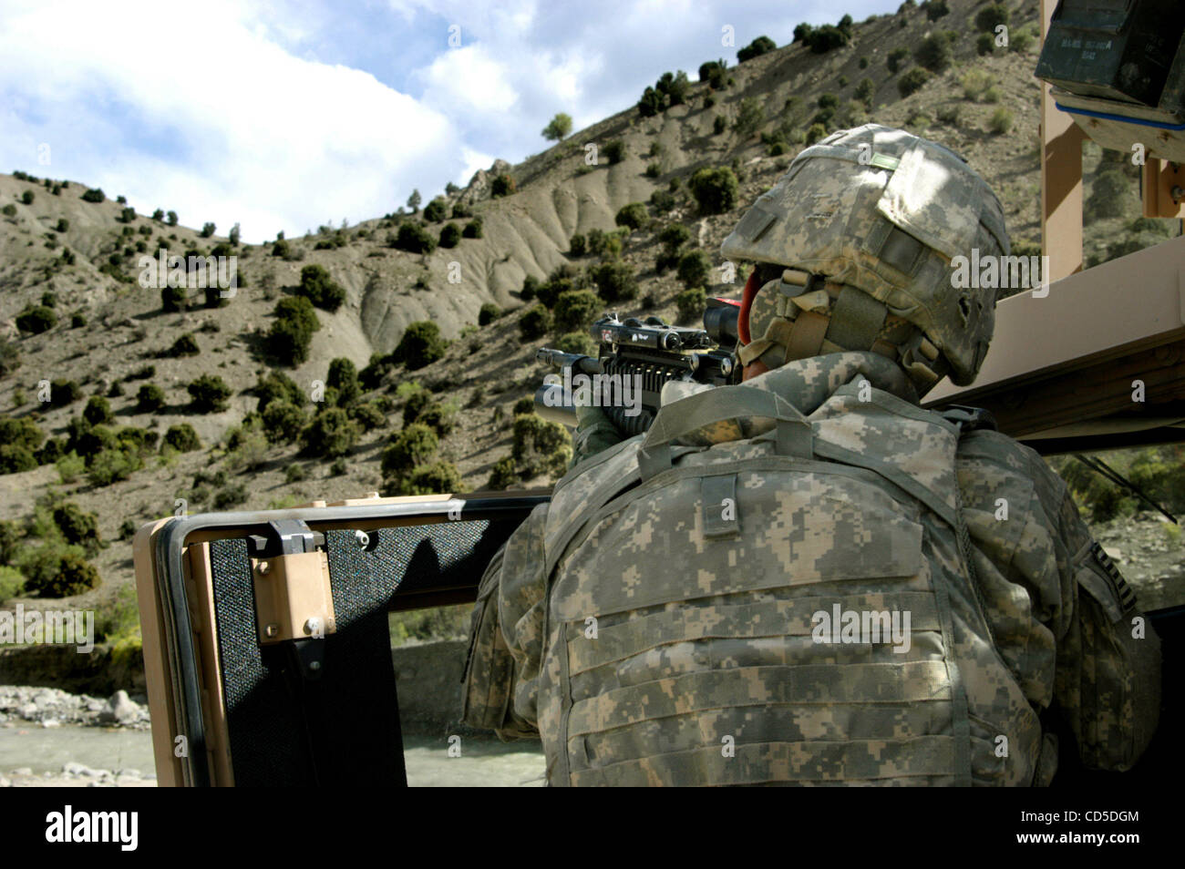 Apr 24, 2008 - La province de Paktya, Afghanistan - Un soldat de la Compagnie Charlie, 1-61, 4e de cavalerie BCT, 101ème Abn., boucliers lui-même derrière son Humvee, couvrant avec son M203 (M-4 carbine et lance-grenades de 20 mm) combiné ses coéquipiers qu'ils escaladent la crête hors de vue dans la poursuite des personnes soupçonnées d'ACM Banque D'Images