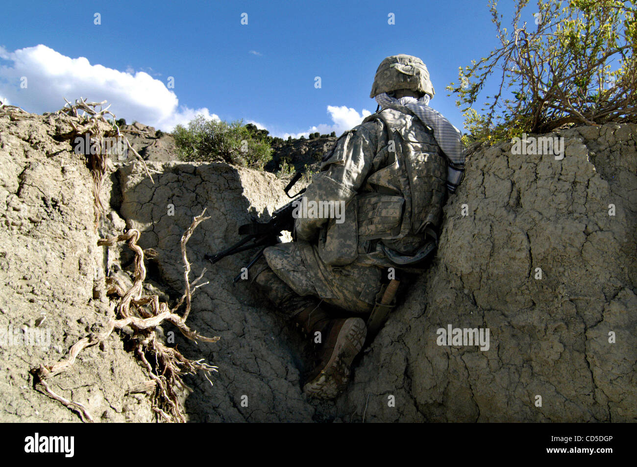 Apr 24, 2008 - La province de Paktya, Afghanistan - Un soldat de la Compagnie Charlie, 1-61, 4e de cavalerie BCT, 101ème Abn., les berceaux sa scie (squad arme automatique) machine gun, regarder la ligne de crête où ses coéquipiers gravir la crête hors de vue dans la poursuite des personnes soupçonnées d'ACM (milice anti-coalition) dans les évaluations environnementales Banque D'Images