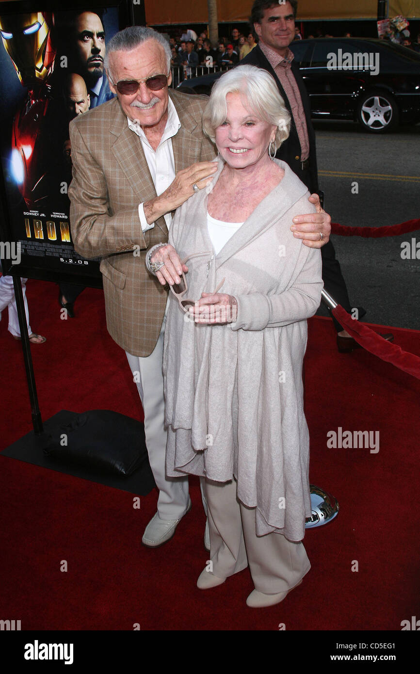 Producteur Stan Lee et sa femme à l'homme de fer Premiere tenue au Grauman's Chinese Theatre, à Hollywood Banque D'Images