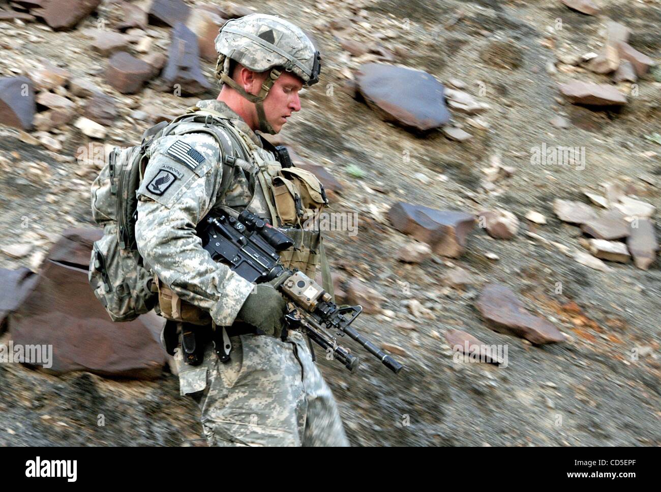 02 mai 2008 - La province de Paktya, Afghanistan - En fin d'après-midi le s.. TRAVIS Harris de la 101st Abn., se déplace rapidement la pente au cours de son peloton, patrouille dans les montagnes de l'Est de l'Afghanistan à la recherche d'observation et de la fusée de lancement de sites utilisés par la milice Anti-Coalition (ACM). Charlie Co Banque D'Images