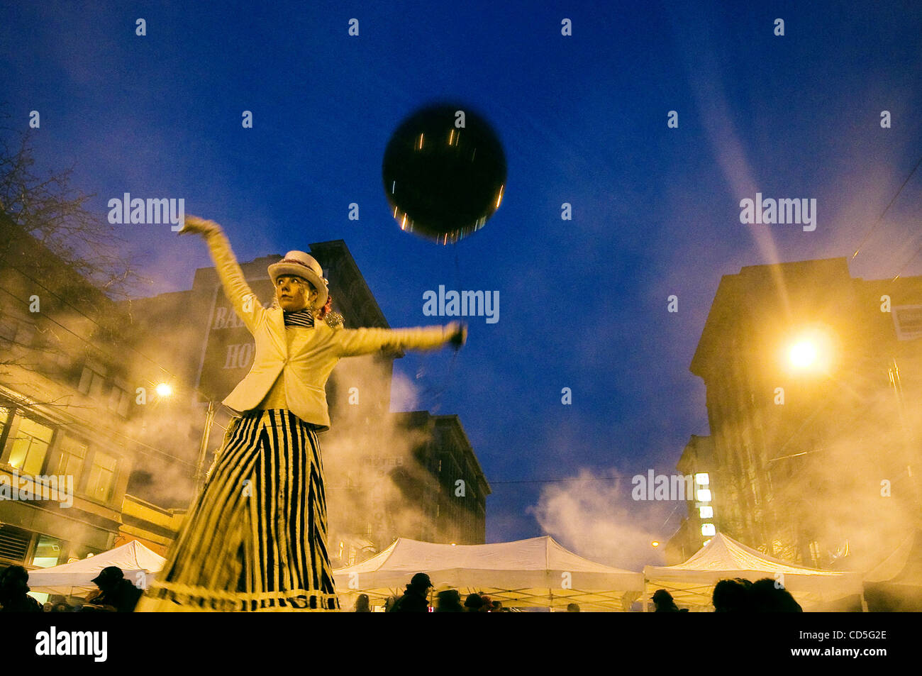 12 juin 2008 - Vancouver, Colombie-Britannique, Canada - une pirouettes sur des échasses pour la foule au crépuscule d'un festival de rue à l'appui de l'installation d'injection sécuritaire Insite sur East Hastings.Le centre-ville de Vancouver a toujours été le centre de Vancouver est difficile de drogue. De fait, le premier médicament interdit au défen Banque D'Images