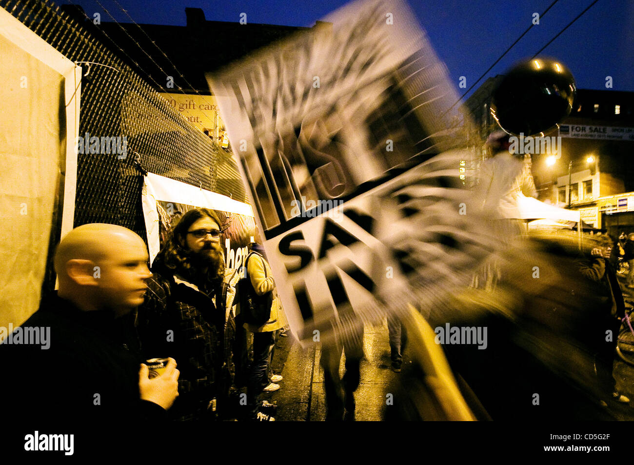 12 juin 2008 - Vancouver, Colombie-Britannique, Canada - Des pancartes à l'appui de l'installation d'injection sécuritaire Insite faire le tour pendant un festival de rue sur la rue East Hastings. Le centre-ville est et a toujours été le centre de Vancouver est difficile de drogue. En fait, le premier l'interdiction des drogues Banque D'Images