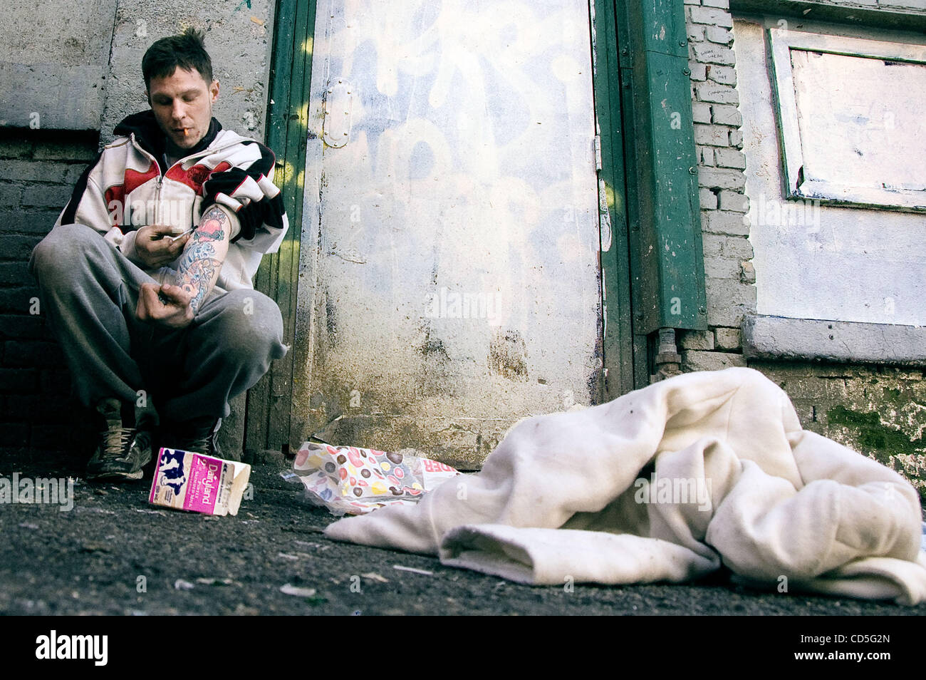 12 juin 2008 - Vancouver, Colombie-Britannique, Canada - Dope malade et s'est cassé, Phil "va mieux" dans la ruelle derrière l'Insite, financés par le gouvernement du site d'injection supervisée. Le centre-ville est et a toujours été le centre de Vancouver est difficile de drogue. En fait, la première loi d'interdiction des drogues orig Banque D'Images